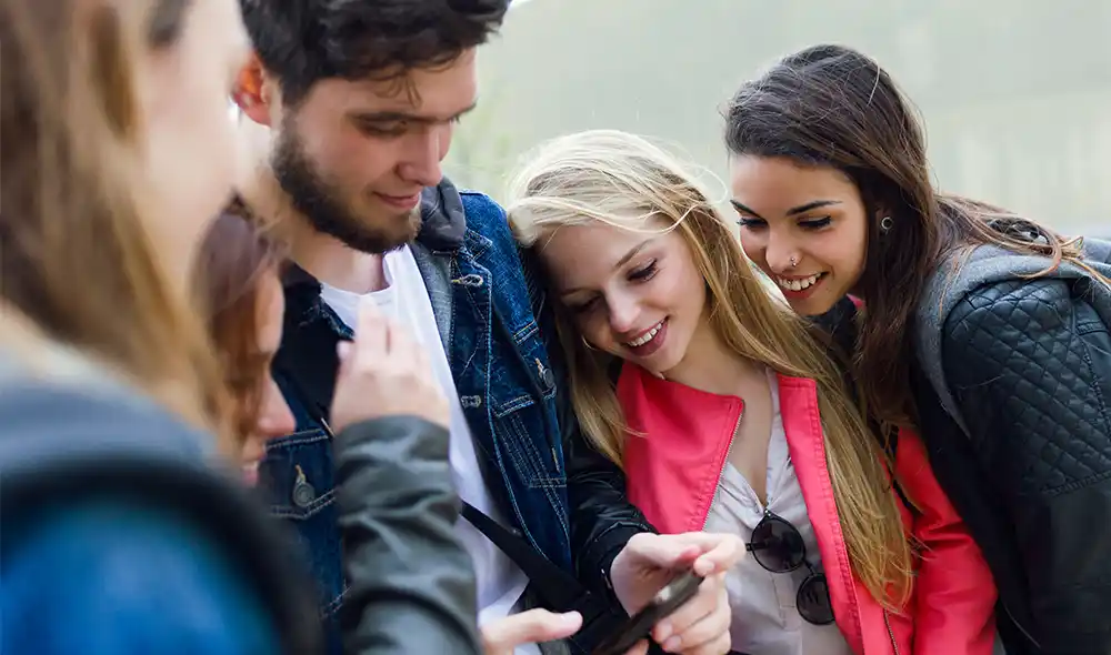 egy vidám társaság Győrben Landventure városi nyomozós játékot játszik okostelefonon